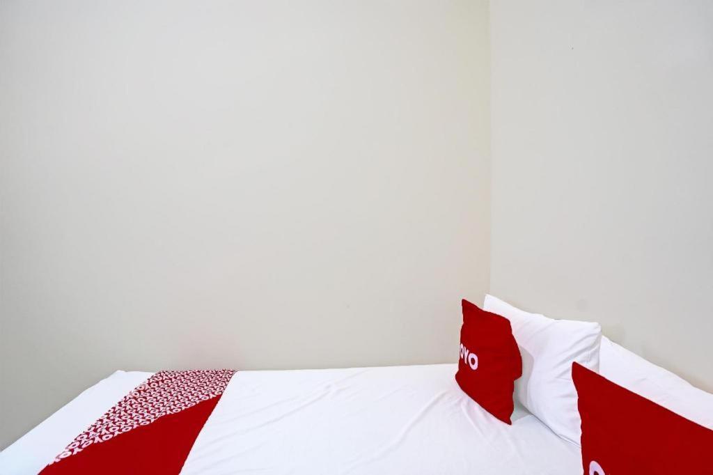 Oyo 3285 Wonoayu Syariah Hotel 2*
